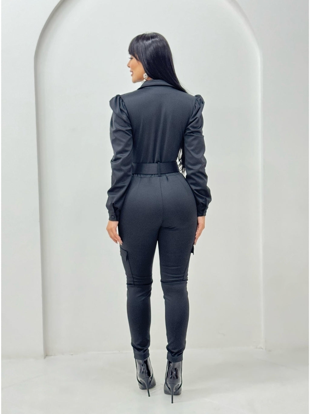 Macacão feminino longo cargo com cinto e ziper