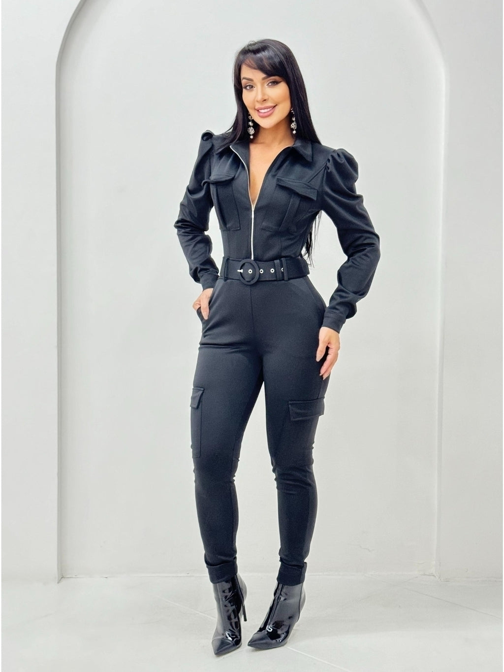 Macacão feminino longo cargo com cinto e ziper