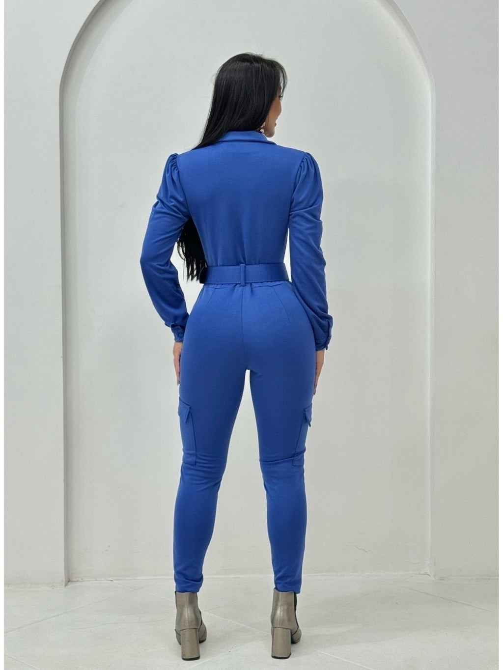 Macacão feminino longo cargo com cinto e ziper