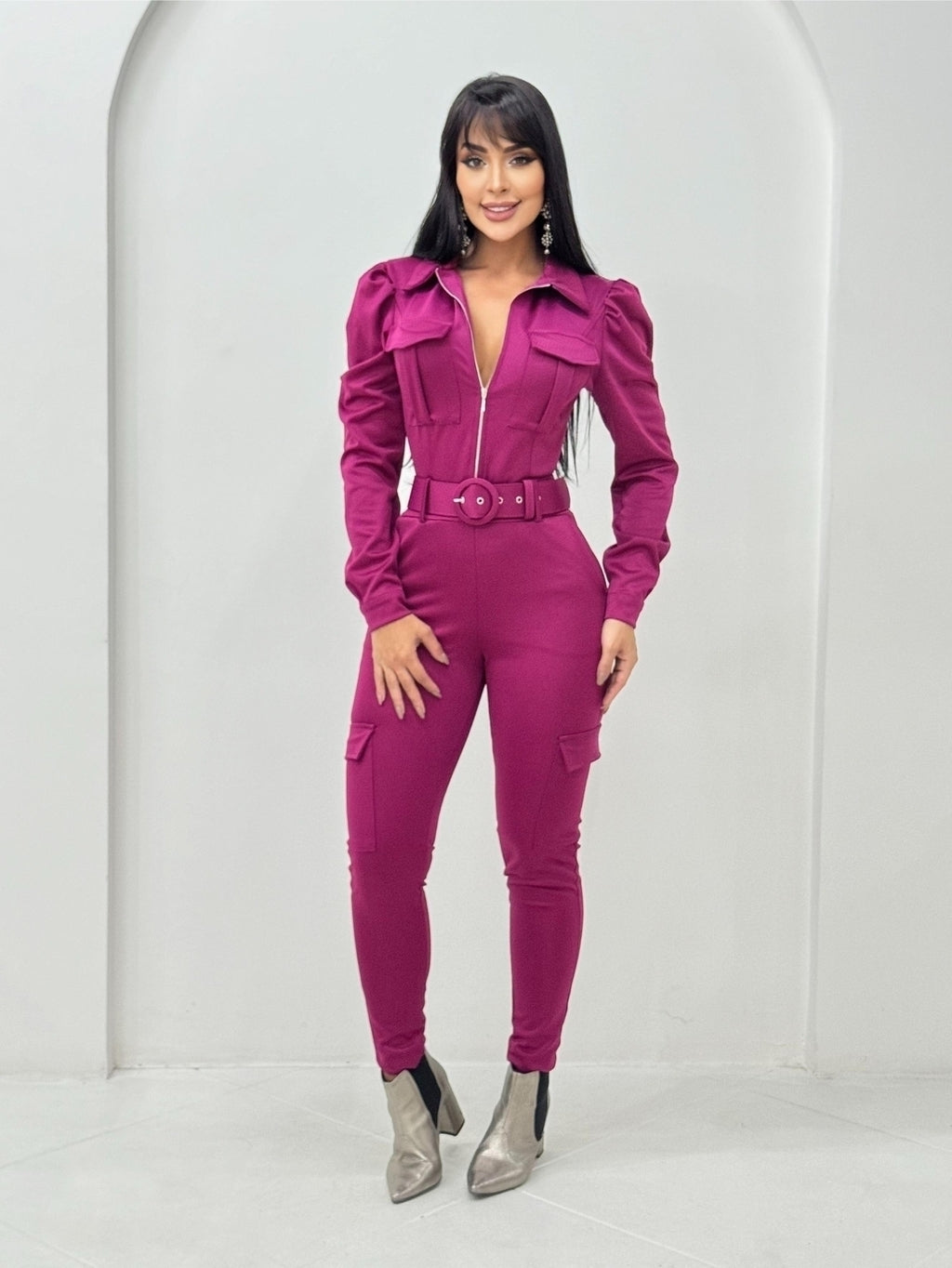 Macacão feminino longo cargo com cinto e ziper