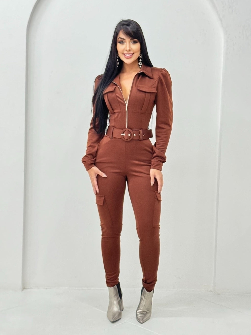Macacão feminino longo cargo com cinto e ziper